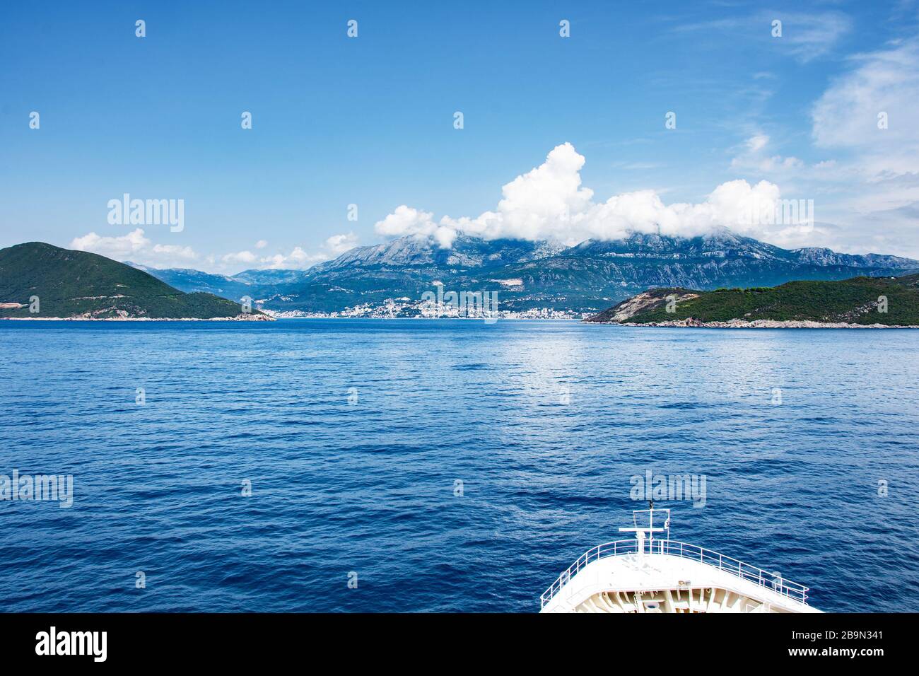 Blick auf den wolkenbedeckten Berg, der in Richtung der Bucht von Kotor segelt Stockfoto