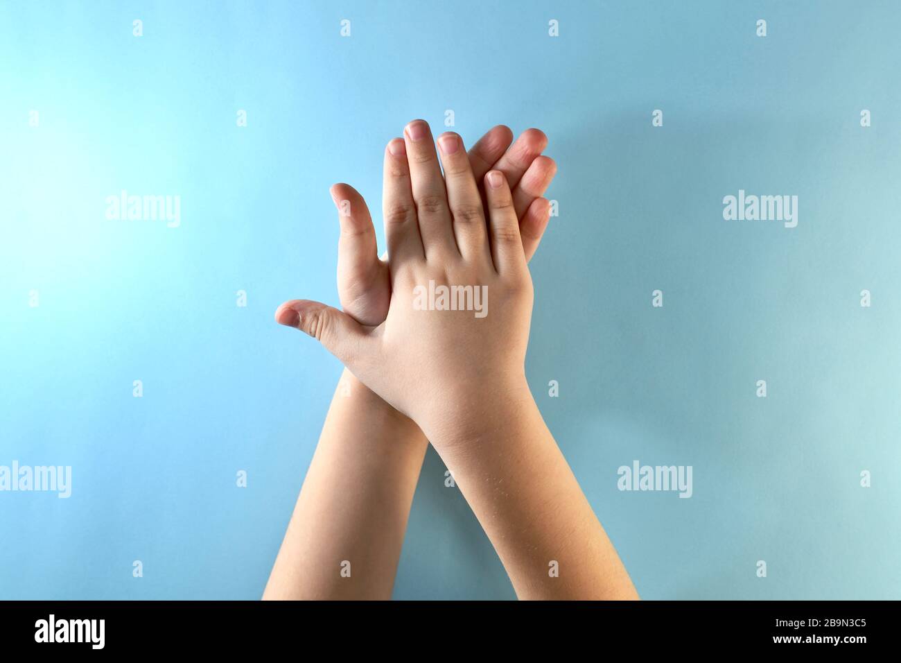 Phase 1 der Handverarbeitung in Antiseptikum. Der Bereich der Innenseite der Handflächen. Stockfoto