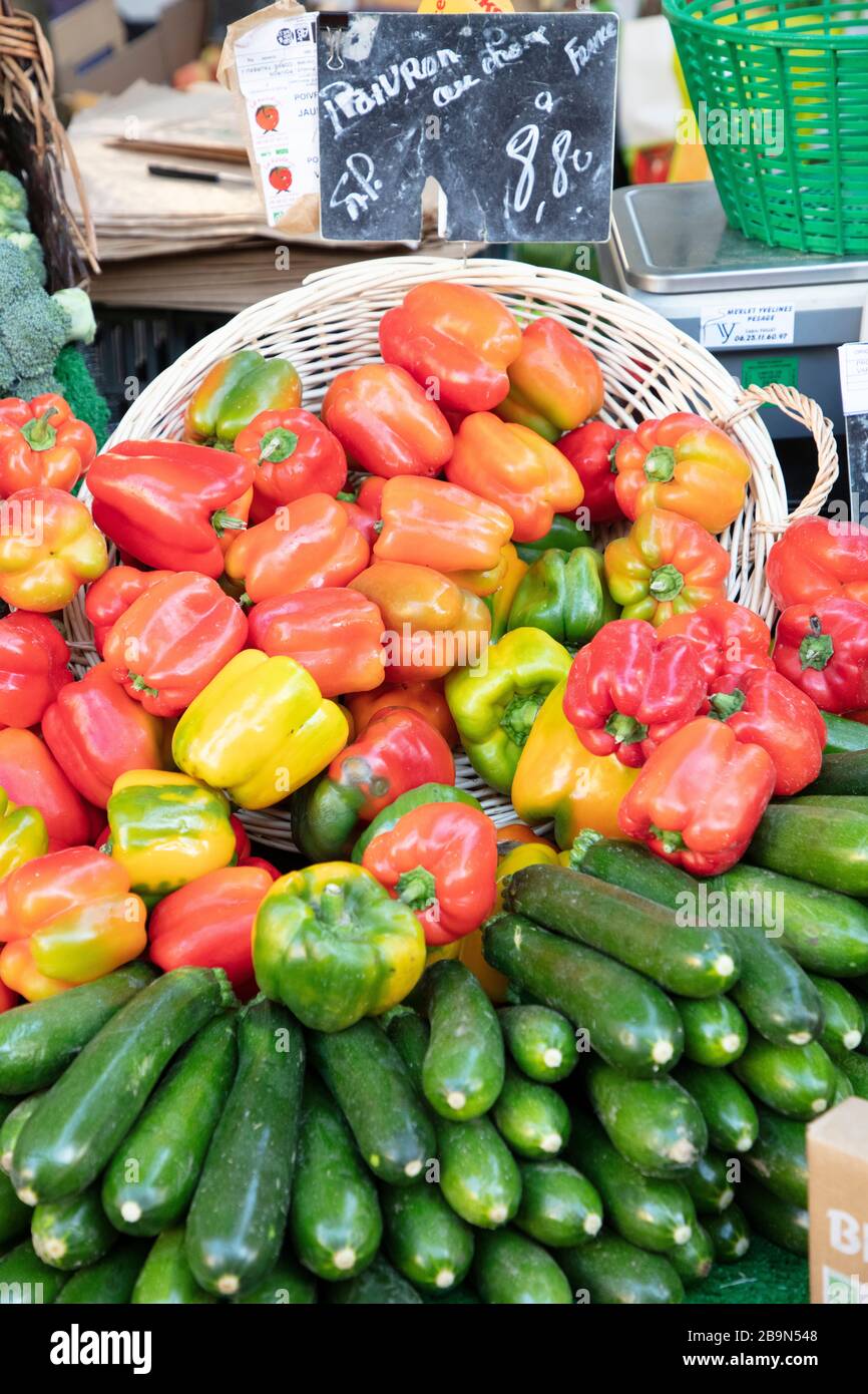 Gemüse zum Verkauf bei Marche President Wilson, Paris, Ile-de-France, Frankreich Stockfoto