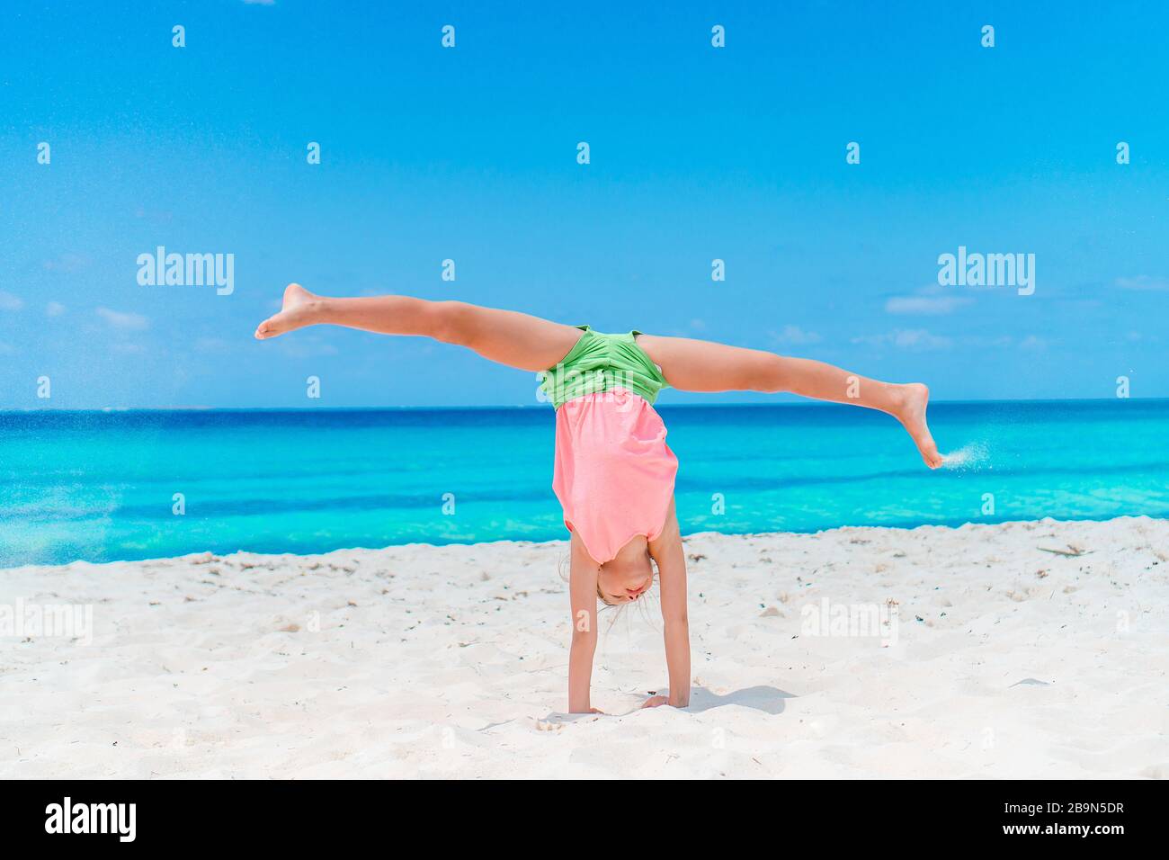 Liebenswert glückliches kleines Mädchen viel Spaß im Urlaub am Strand Stockfotografie Alamy