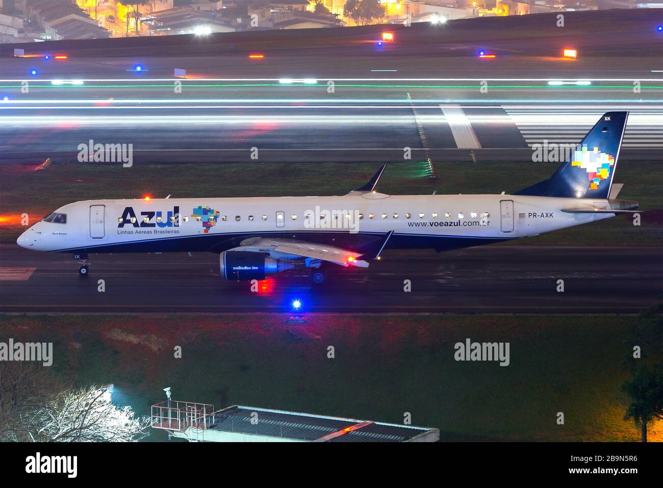 Azul Brazilian Airlines Embraer ERJ-195 ist vor dem Abflug am Abend auf dem Flughafen Congonhas (CGH/SBSP) in Sao Paulo, Brasilien als PR-AXK registriert. Stockfoto
