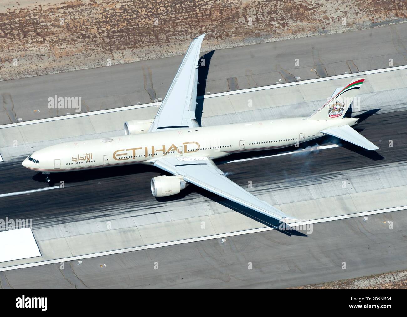 Luftbild der Etihad Airways A6-ETM Boeing 777 mit alter Landung auf dem internationalen Flughafen von Los Angeles. 777-300 als A6-ETM registrierte Flugzeuge Stockfoto