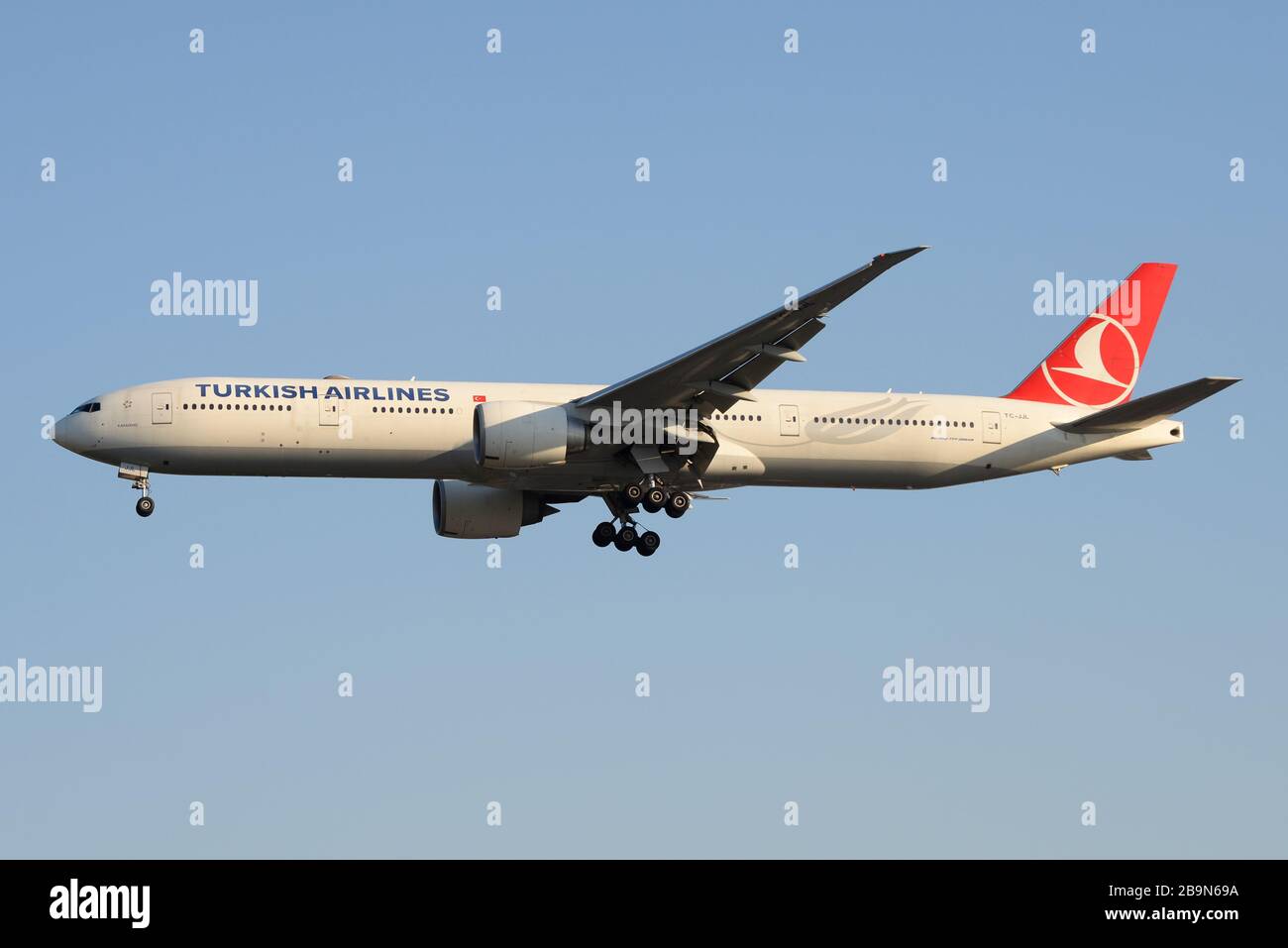 Turkish Airlines Boeing 777 über die endgültige Annäherung an den Flughafen Sao Paulo Guarulhos in Brasilien von Istanbul aus. B777 als TC-JJL registriert. Stockfoto