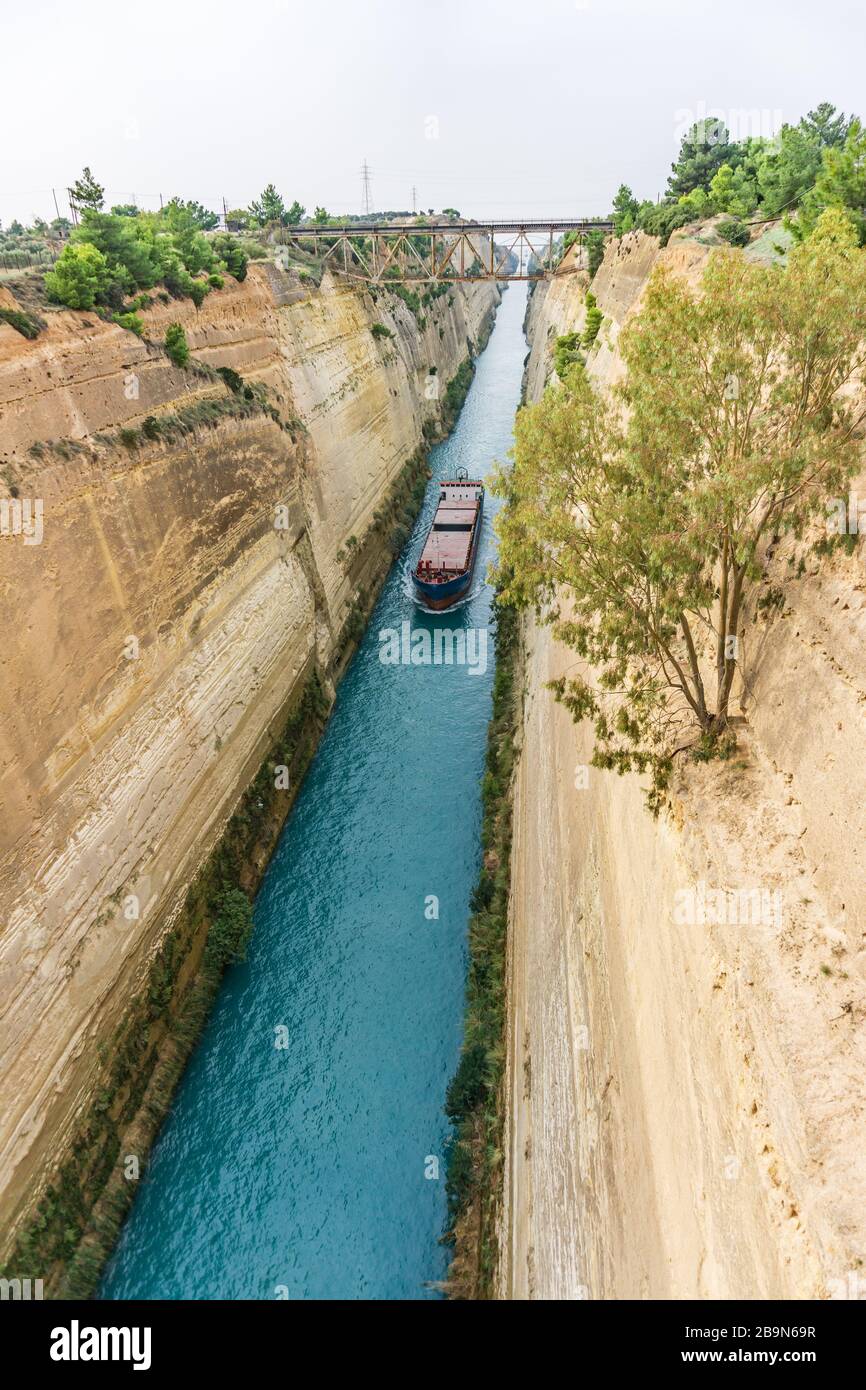 Schiff im Corinth Canal, Griechenland. Luftansicht Stockfoto