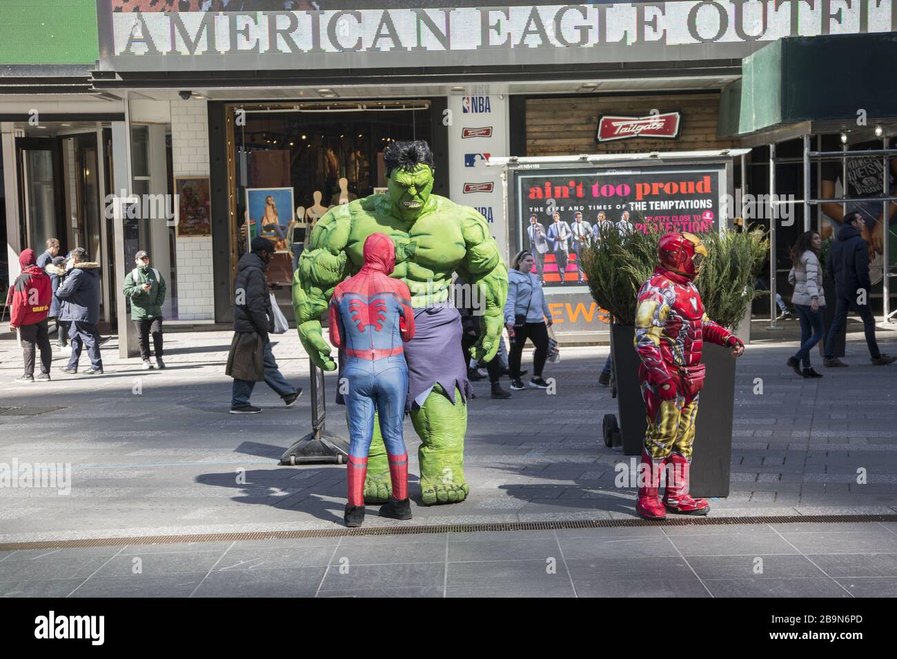 Superhelden sind trotz der Verbreitung des Coronavirus in New York City immer noch auf dem Times Square draußen. Stockfoto