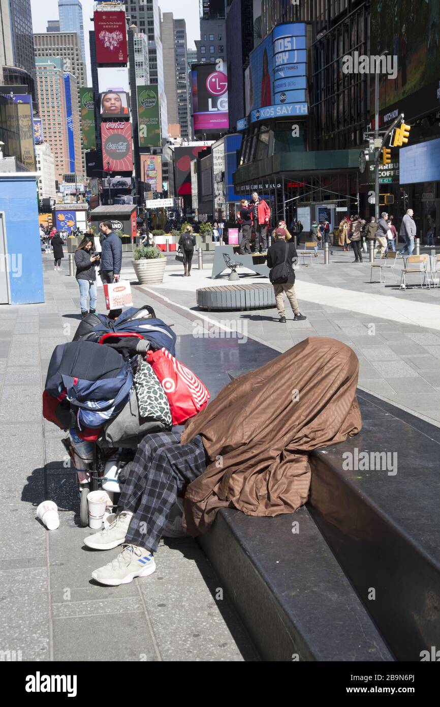 Als der Times Square während der Ausbreitung des Coronavirus aus Touristen ausgelassen hat, ist die Zahl der Obdachlosen dort extrem sichtbar geworden. Stockfoto