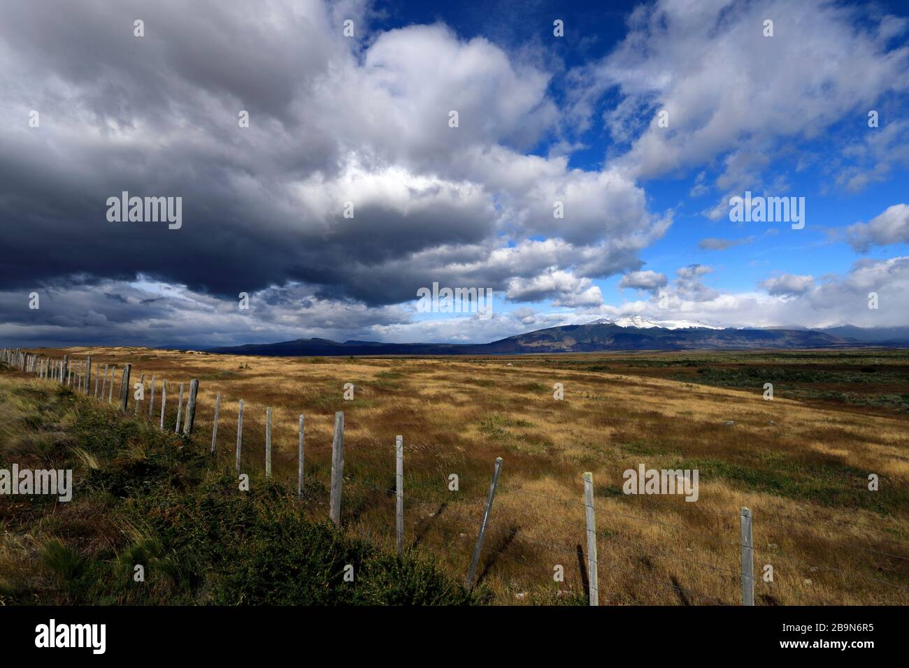 Dramatische Wolken über der Wüste Patagonia Steppe, in der Nähe der Stadt  Puerto Natales, Patagonien, Chile, Südamerika Stockfotografie - Alamy