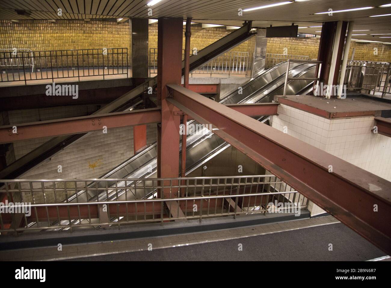 Die U-Bahn-Station 34th Street am broadway, die normalerweise immer besetzt ist, ist heute mit dem Aufstieg des Coronavirus und der Sperrung in New York größtenteils leer. Stockfoto