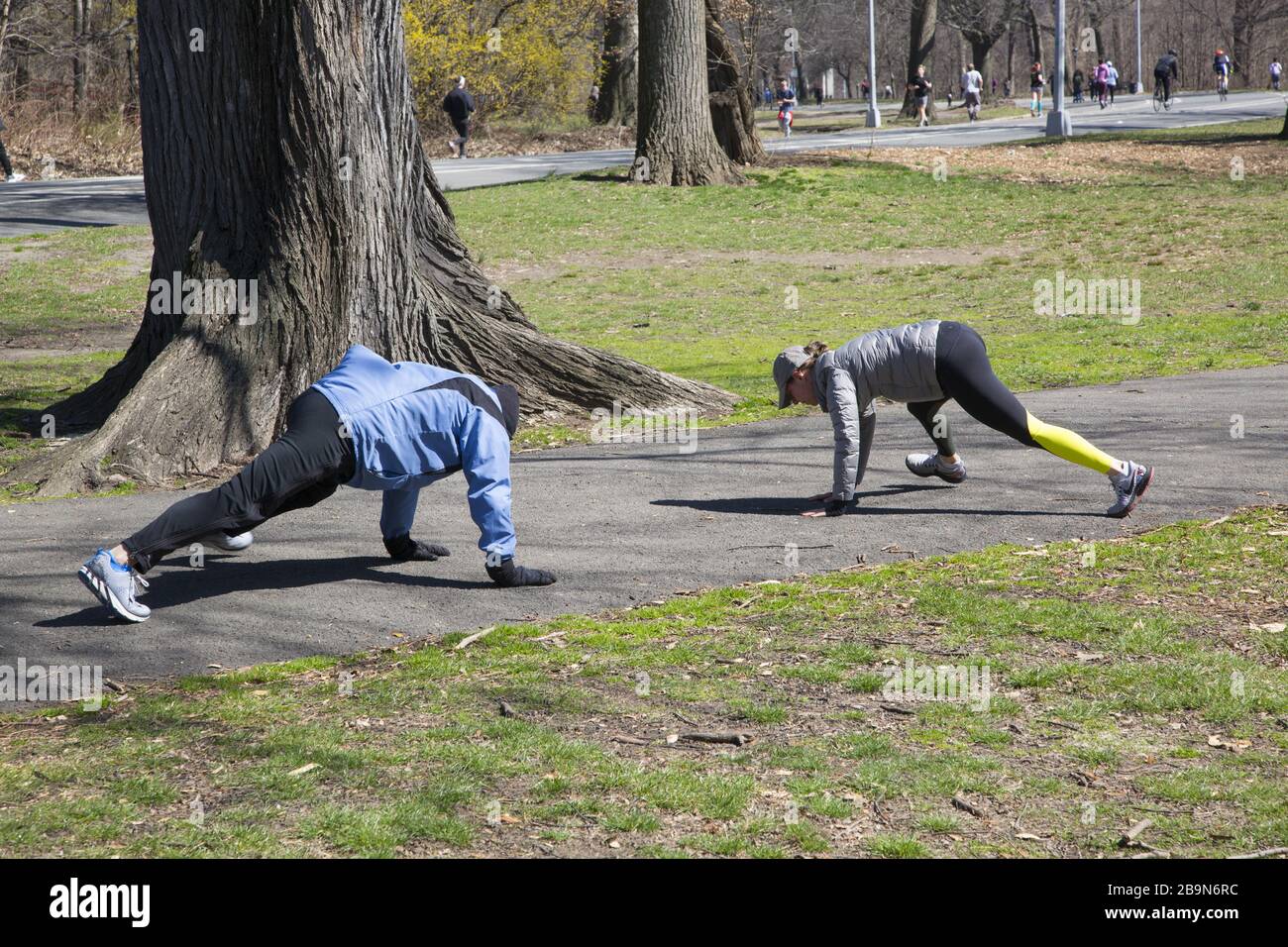 Während dieser Zeit der Verbreitung des Coronavirus iin Brooklyn, New York, trainieren die Menschen, während sie "soziale Distanzierung" im Prospect Park praktizieren. Stockfoto