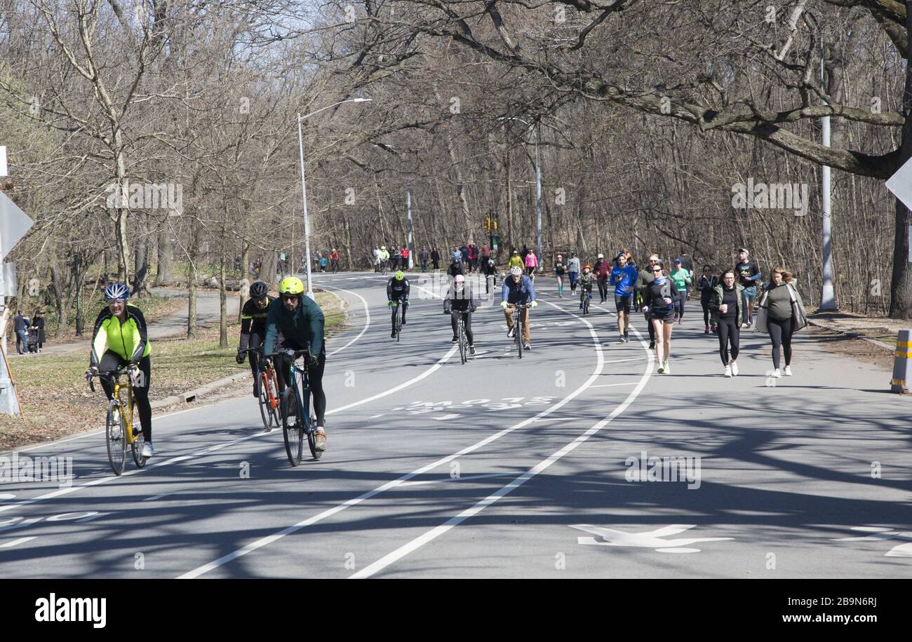 Biker, Wanderer und Jogger sind alle auf der Straße und trainieren an einem frühen Frühlingstag im Prospect Park, Brooklyn, New York. Stockfoto
