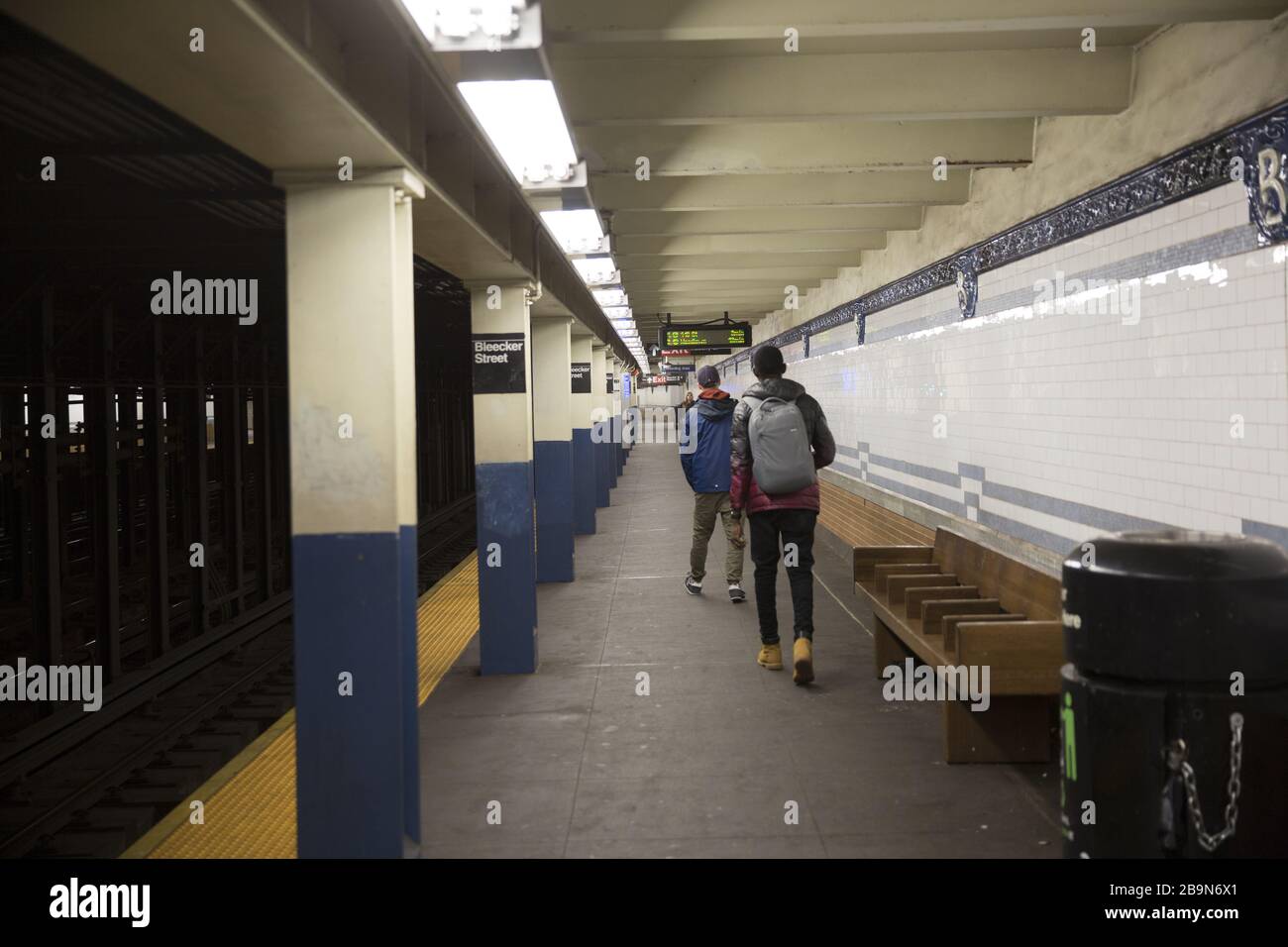 Die U-Bahn-Station Bleeker Street, die normalerweise immer besetzt ist, steht heute mit dem Aufstieg des Coronavirus und der Sperrung in New York meist leer. Stockfoto