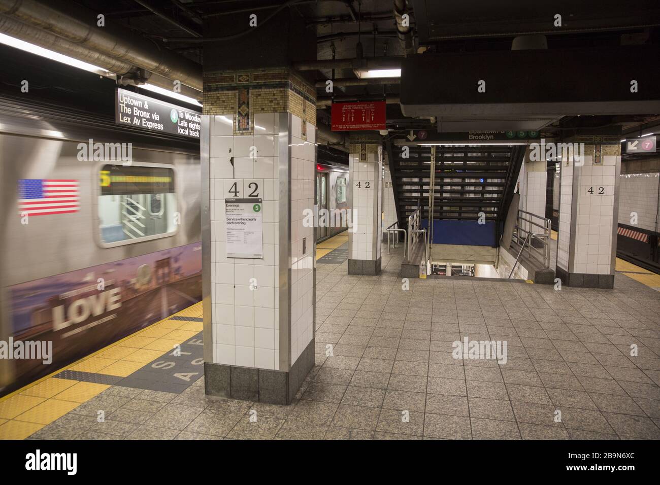 Die U-Bahn-Station Grand Central 42nd Street, die normalerweise immer besetzt ist, steht heute mit dem Aufstieg des Coronavirus und der Sperrung in New York meist leer. Stockfoto