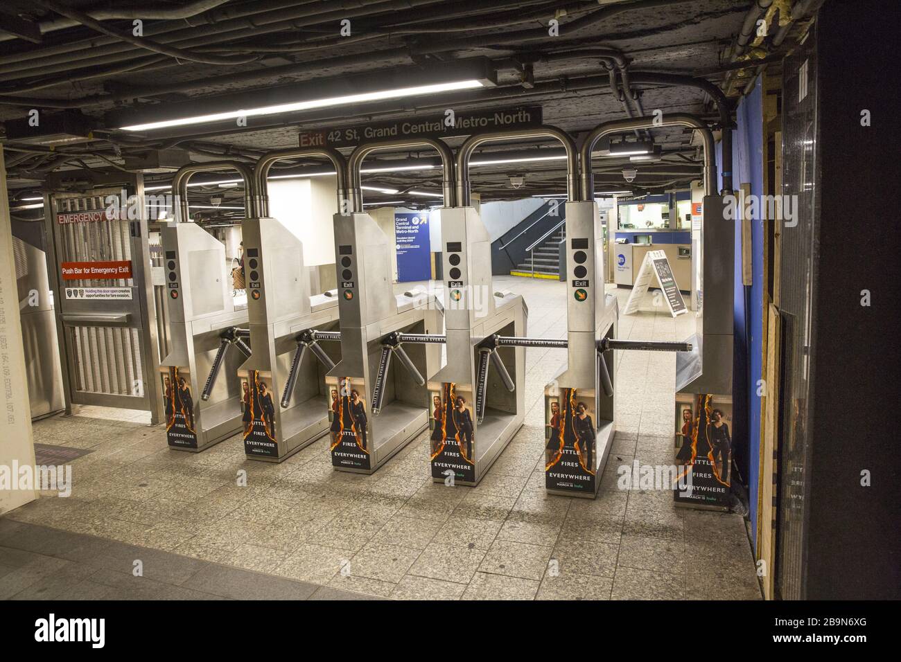 Die U-Bahn-Station Grand Central 42nd Street, die normalerweise immer besetzt ist, steht heute mit dem Aufstieg des Coronavirus und der Sperrung in New York meist leer. Stockfoto