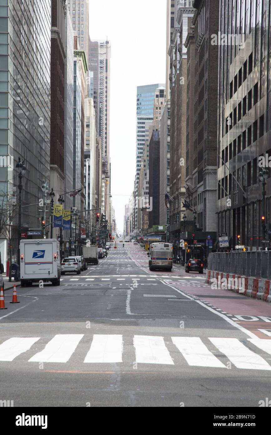 Die Madison Avenue in Midtown Manhattan, eine der verkehrsreichsten Straßen in New York City, ist aufgrund der Coronavirus Pandemie und der offiziellen "Sperrung" der Stadt praktisch leer. Stockfoto