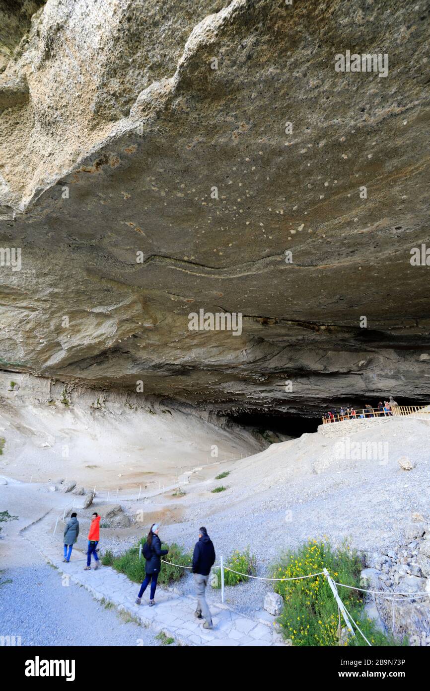 Menschen in der Mylodon Cave (Cueva del Milodon Natural Monument), der Stadt Puerto Natales, Patagonien, Chile, Südamerika Stockfoto