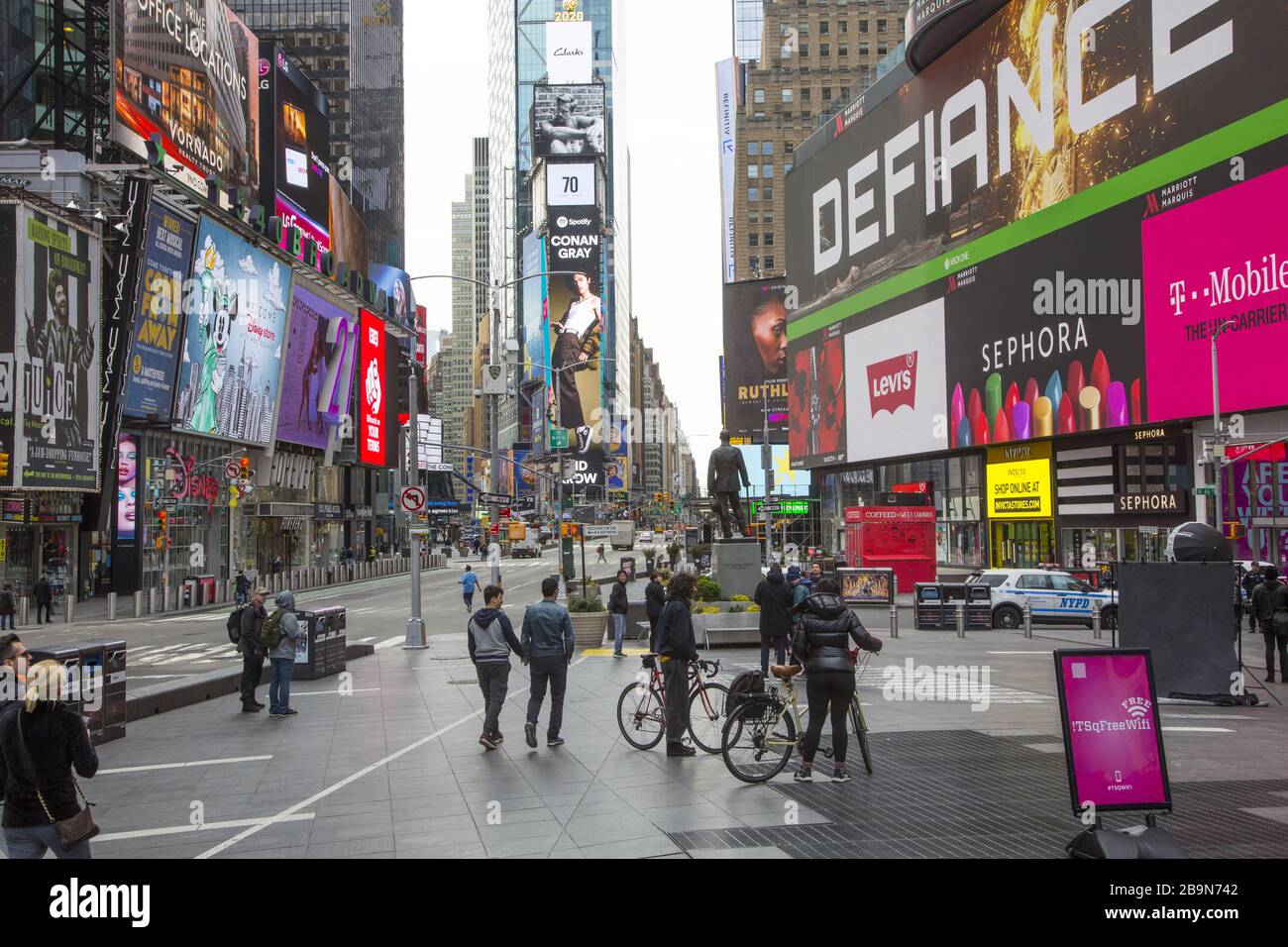 Times Square ist wegen des Coronavirus und der staatlichen Sperrung in New York praktisch leer von Touristen und New Yorkern. Stockfoto