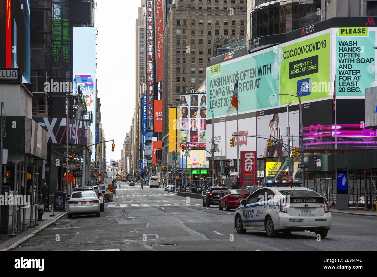 Times Square ist wegen des Coronavirus und der staatlichen Sperrung in New York praktisch leer von Touristen und New Yorkern. Stockfoto