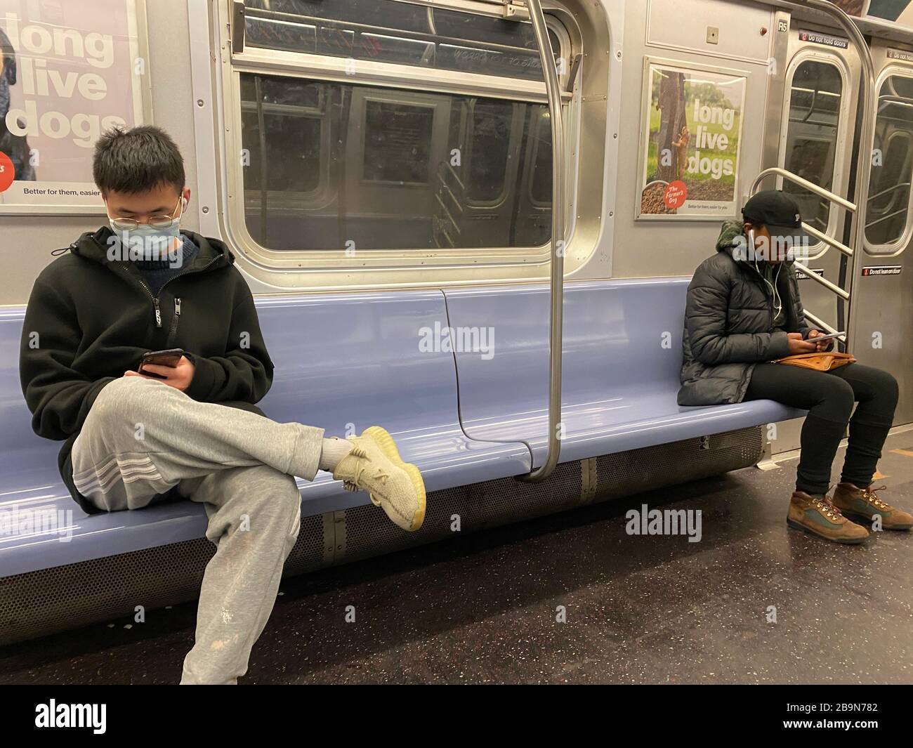 Da New York City offiziell gesperrt wird, ist es nicht schwer, soziale Distanzierung auf U-Bahnen zu üben, da relativ wenige Menschen die Züge fahren. Fahrer sind hauptsächlich wichtige Arbeiter. Brooklyn, NY Stockfoto