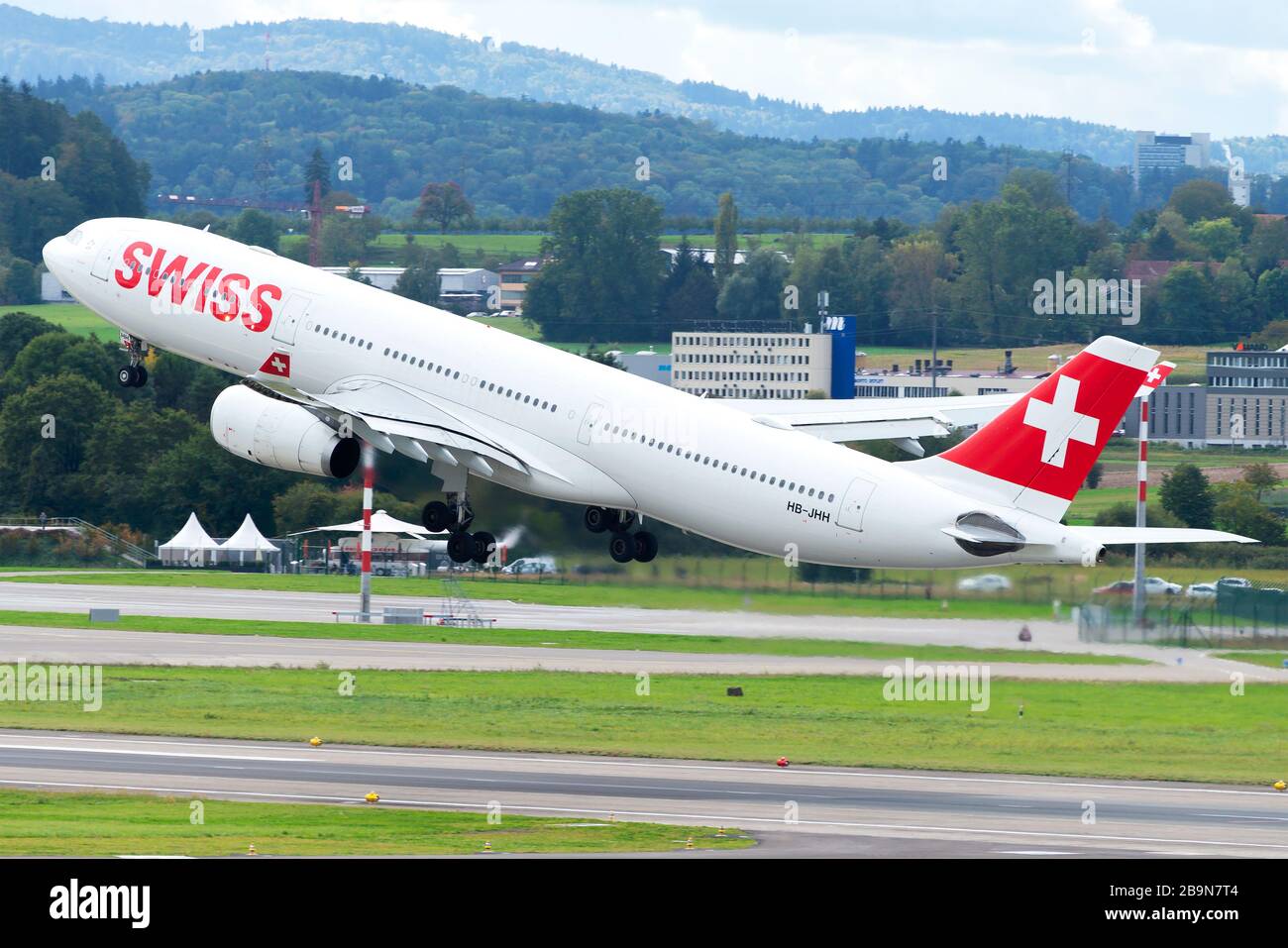 Swiss Airlines Airbus A330 mit fliegenden Flügen vom internationalen  Flughafen Kloten/Zürich (ZRH/LSZH), Schweiz. A330-300-Flugzeuge sind als  HB-JHH registriert Stockfotografie - Alamy