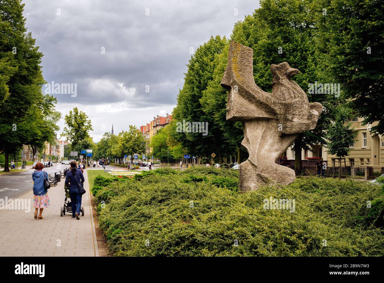 Szczecin, Polen, Juni 2018 traditionelle Gryphon-Skulptur, in der Nähe des Stadtrats, das Stettins-Emblem seit 1360 darstellt. Gruppen von Menschen auf einem Spaziergang Stockfoto