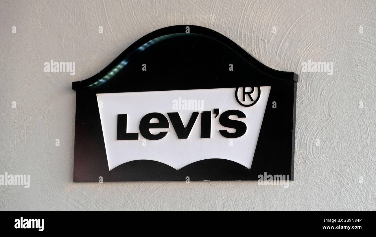 Palma de Mallorca, Spanien - 23. September 2017. Levi Strauss Zeichen an der Wand. Levi Strauss & Co ist eine US-amerikanische Kleidung Firma weltweit bekannt für seine Stockfoto