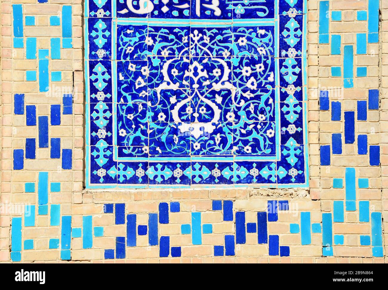 Majolika und symmetrische Keramikfliesen in Ulugh Beg Madrasah auf dem Registroplatz, Samarkand, Usbekistan. Persische Textur mit Symmetrie. Stockfoto