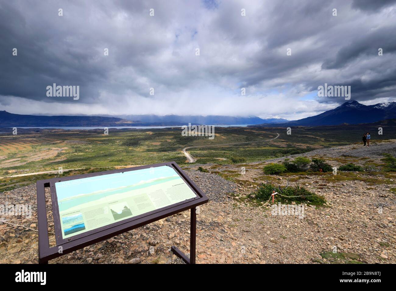 Aussichtspunkt über die Mylodon Cave (Cueva del Milodon Natural Monument), die Stadt Puerto Natales, Patagonien, Chile, Südamerika Stockfoto