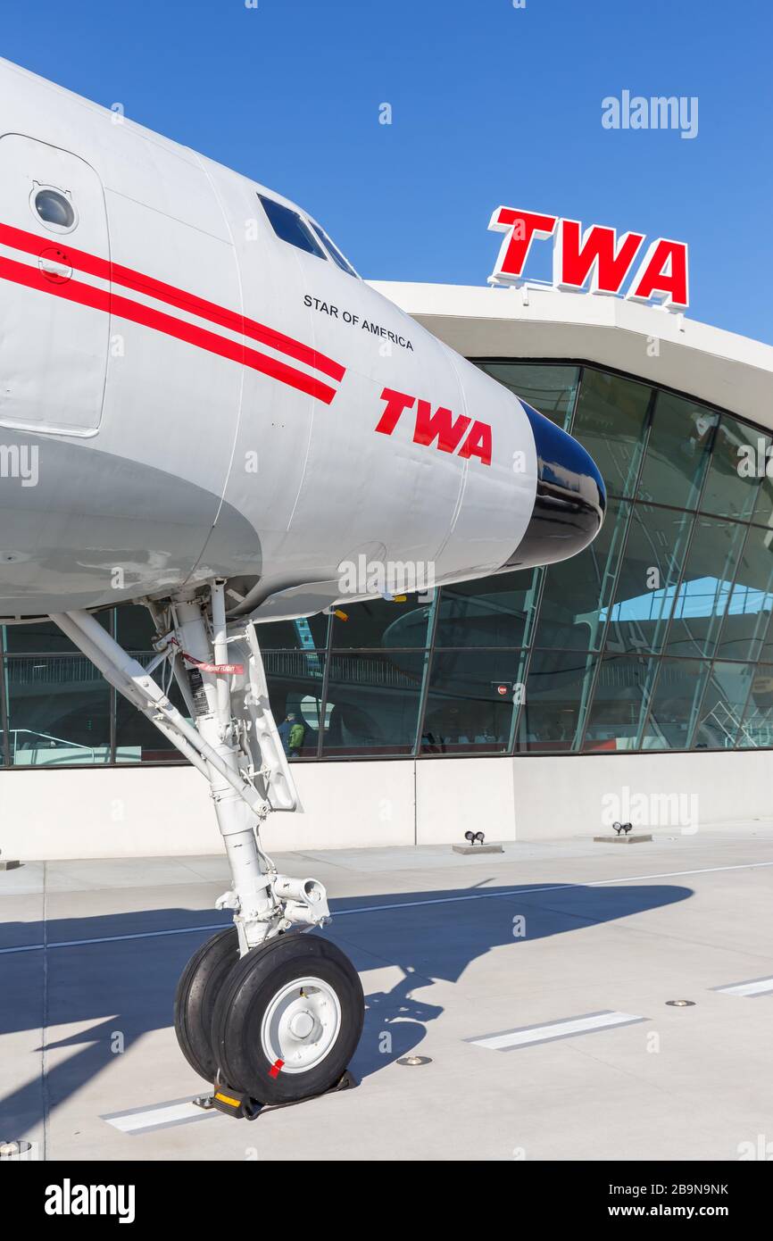 New York City, New York - 29. Februar 2020: TWA Trans World Airlines Lockheed L1649A Starliner Flugzeug am New York JFK Airport (JFK) in New York. Stockfoto