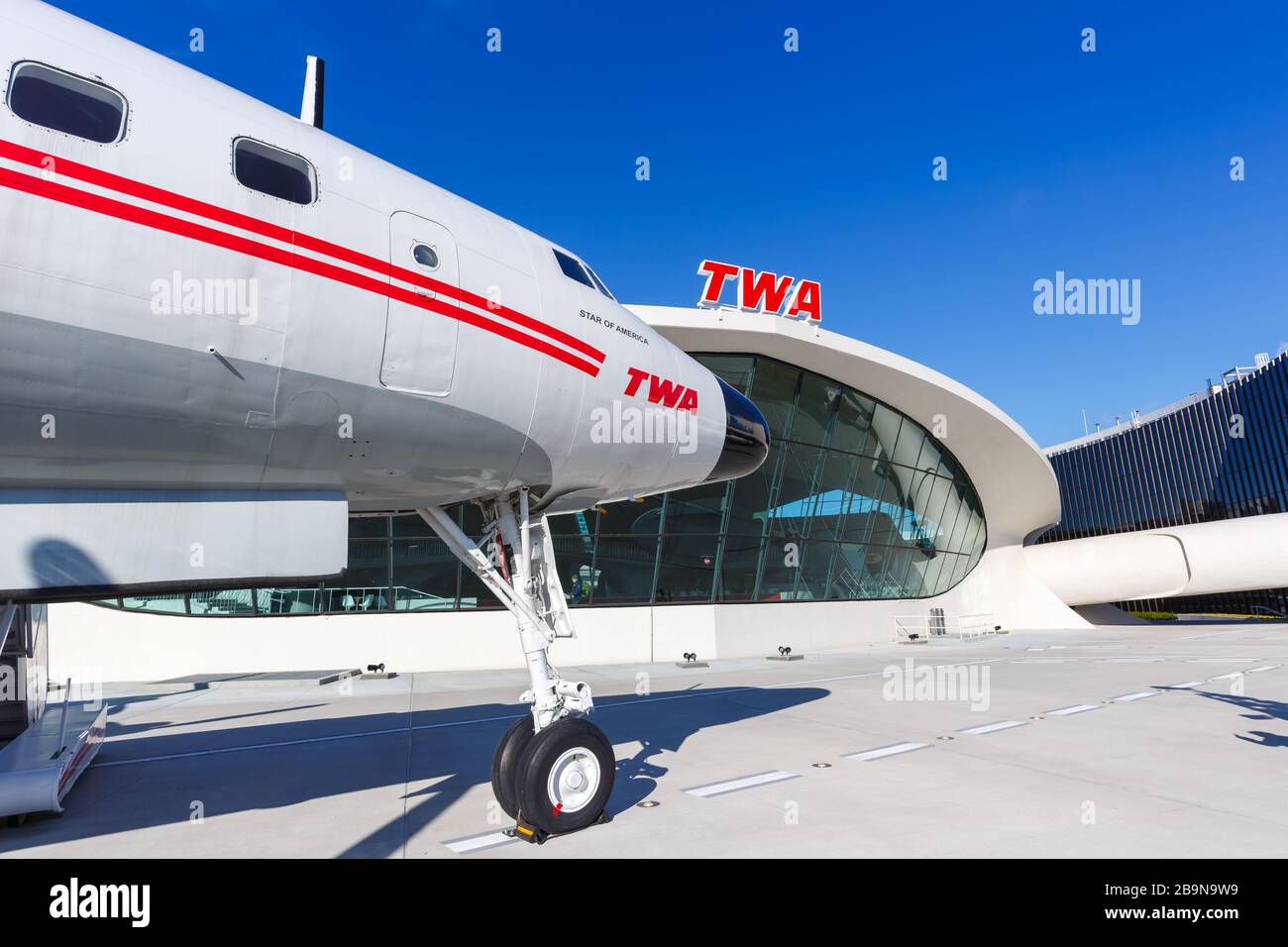 New York City, New York - 29. Februar 2020: TWA Trans World Airlines Lockheed L1649A Starliner Flugzeug am New York JFK Airport (JFK) in New York. Stockfoto