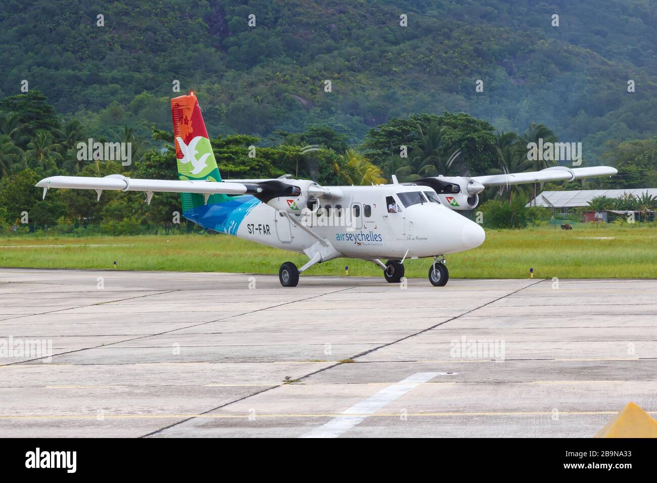 Praslin, Seychellen - 7. Februar 2020: Air Seychelles DHC-6-400 Twin Otter Airplane am Flughafen Praslin (PRI) auf den Seychellen. Stockfoto