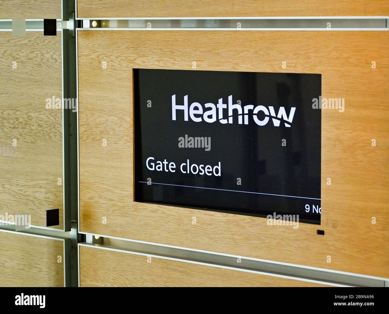 FLUGHAFEN LONDON-HEATHROW, ENGLAND - NOVEMBER 2019: Elektronischer Bildschirm im Terminal 3 des Flughafens London-Heathrow, der das Tor anzeigt, ist geschlossen Stockfoto