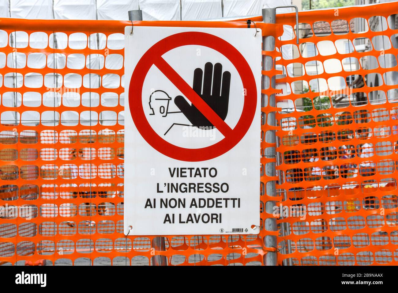 COMER SEE, ITALIEN - JUNI 2019: Schild und Kunststoff-Netzsperre verhindern, dass Menschen eine Baustelle in einer der Städte am Comer See betreten. Stockfoto