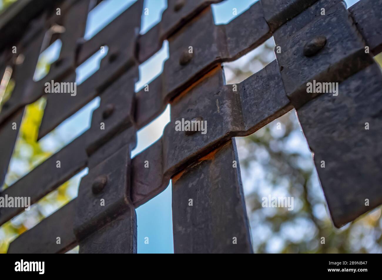 Mittelalterlichen, geschmiedeten Metallgitters, gegen den Himmel Stockfoto