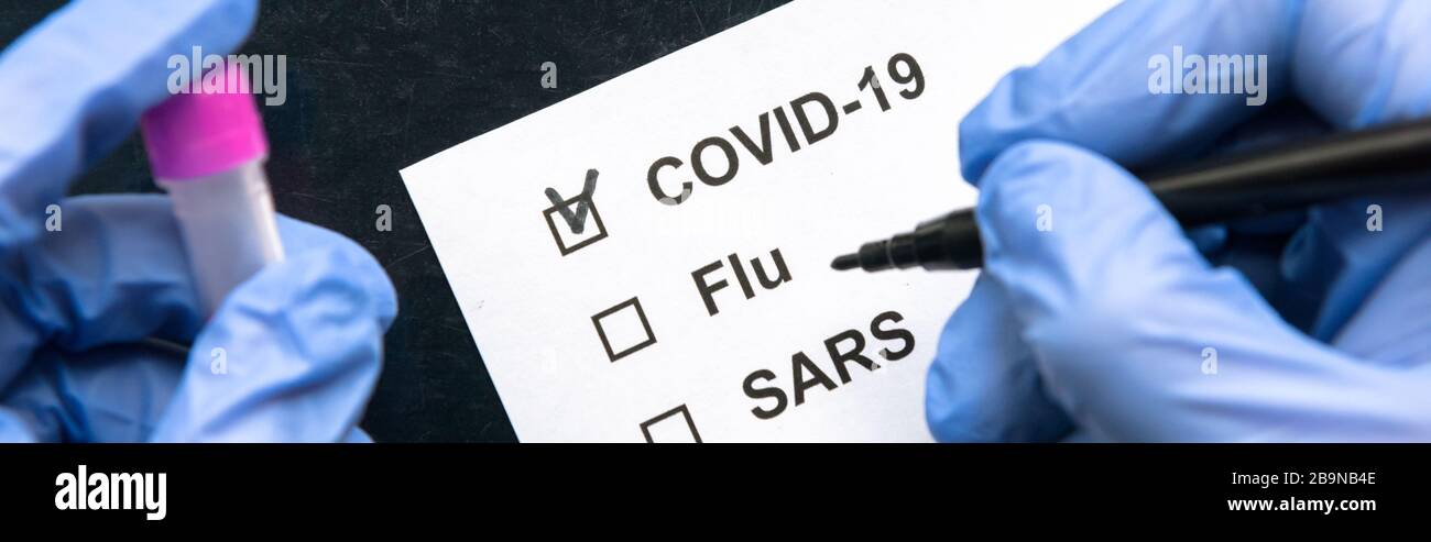 COVID-19-Coronavirus-Krankheitskonzept, Reagenzglas und Patientenform. Der Arzt markiert das Kontrollkästchen COVID19 des Dokuments im Labor von Coronavirus. Tödlich Stockfoto