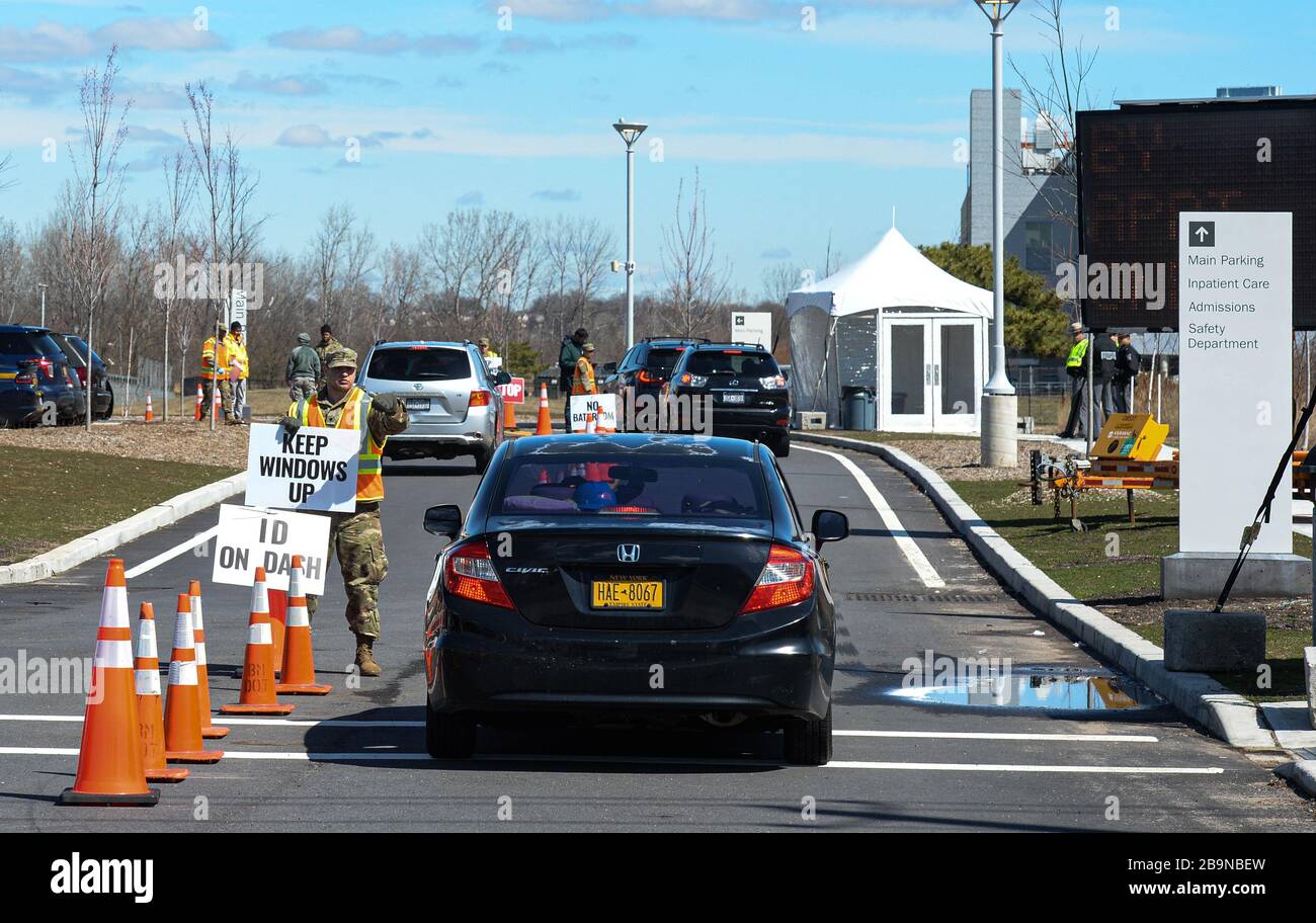 Staten Island, New York, USA. März 2020. Staatliche Troopers und die Nationalgarde der Armee sichern den Testplatz. Der erste Testplatz von New York City mit Coronavirus auf dem Parkplatz des South Beach Psychiatric Center in Staten Island. 24.03.20. Staten Island, New York Marcus Santos. Kredit: Marcus Santos/ZUMA Wire/Alamy Live News Stockfoto