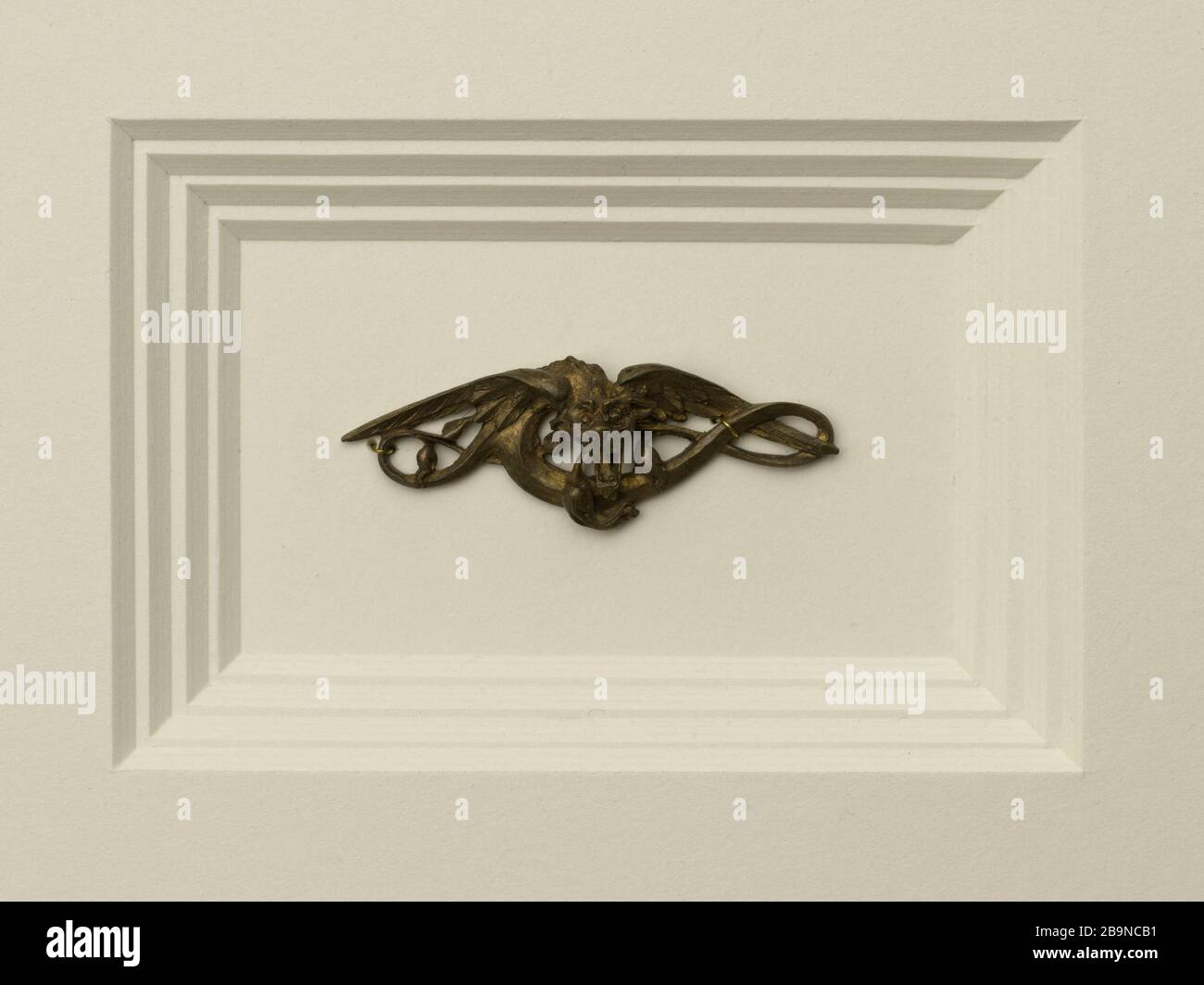 STIFT DRACHE Georges-Pierre Deraisme (1859-1930). "Broche Drache". Laiton, Vers. Musée des Beaux-Arts de la Ville de Paris, Petit-Palais. Stockfoto