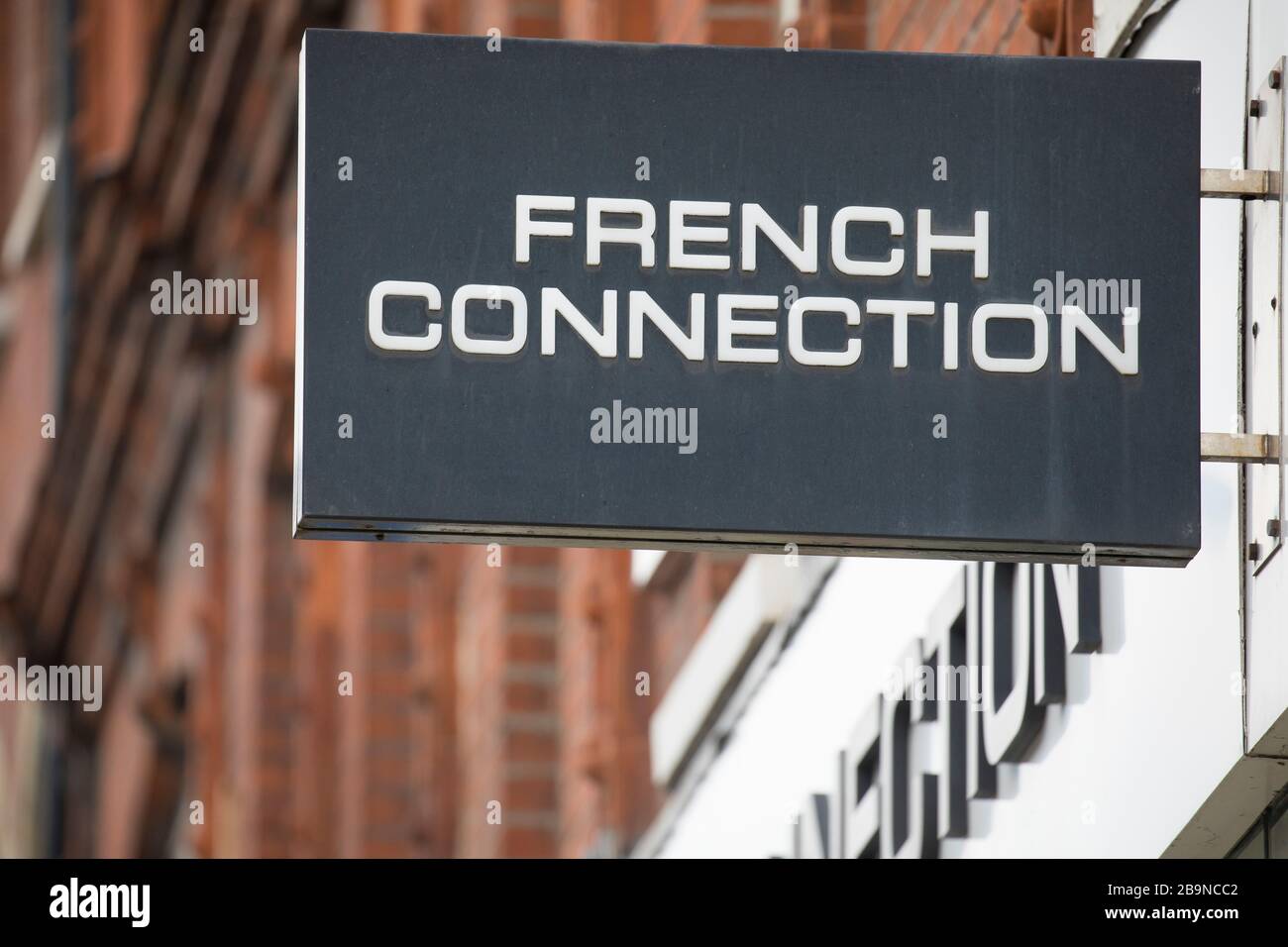 Ein Schild befindet sich über einem französischen Verbindungskleidungsgeschäft in Guildford, Surrey, USA, Freitag, 20. März 2020 Stockfoto