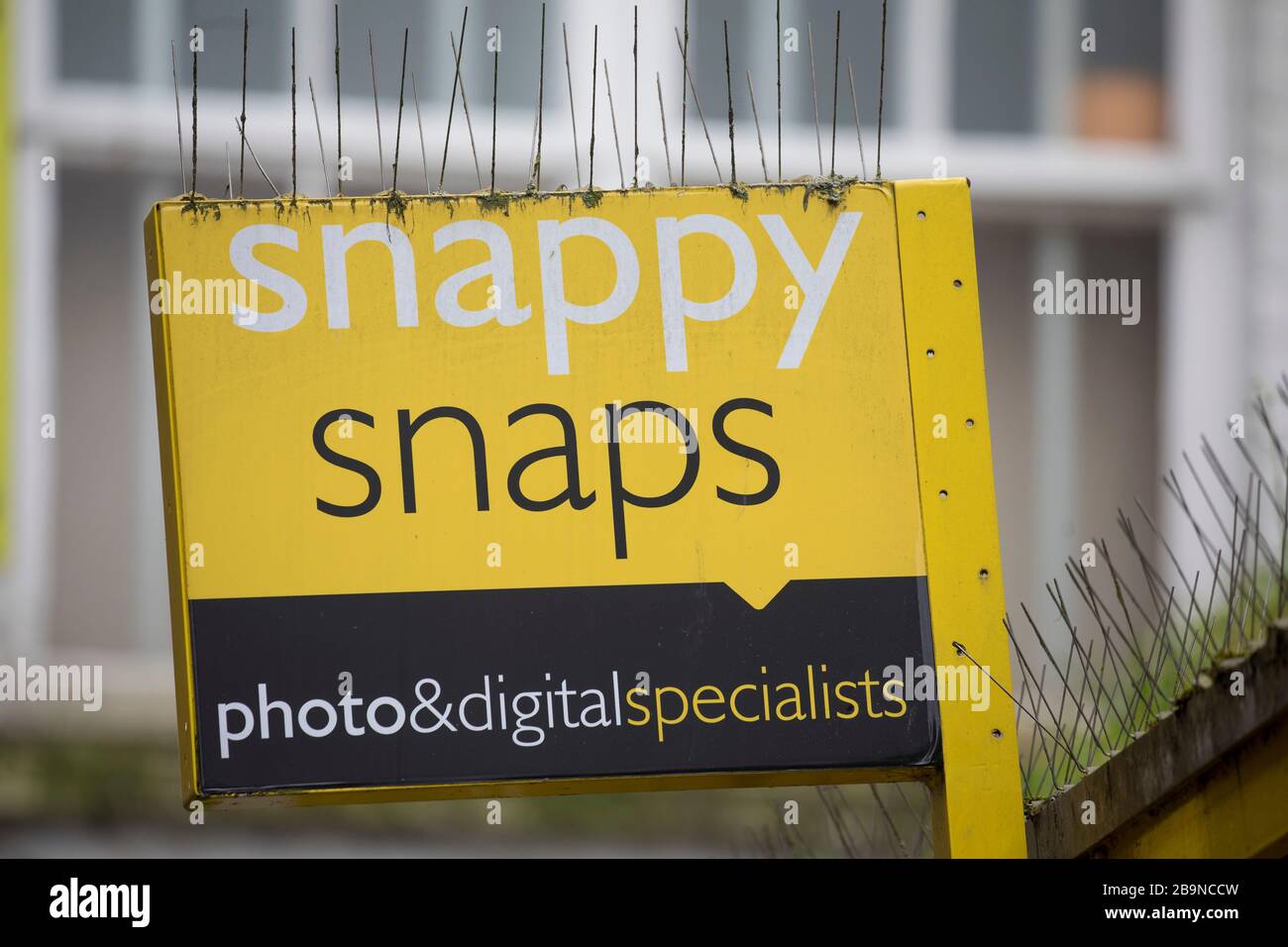 Ein Schild befindet sich über einem Snappy Snaps Store in Guildford, Surrey, USA, Freitag, 20. März 2020 Stockfoto