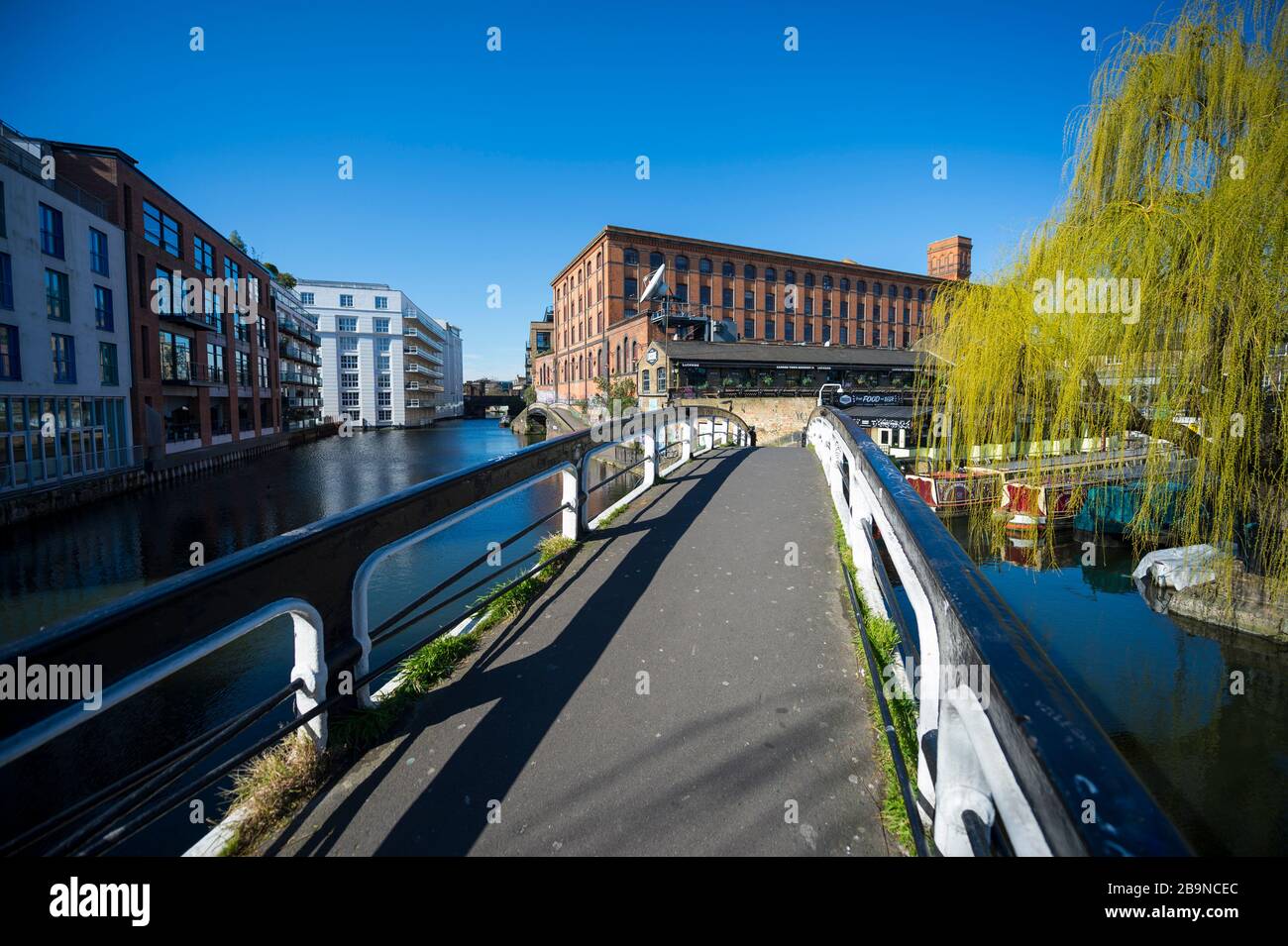 LONDON - 23. MÄRZ 2020: Das normalerweise geschäftige Camden Lock and Market ist unheimlich ruhig, da die Stadt sich wegen des Coronavirus auf die Sperrung vorbereitet. Stockfoto