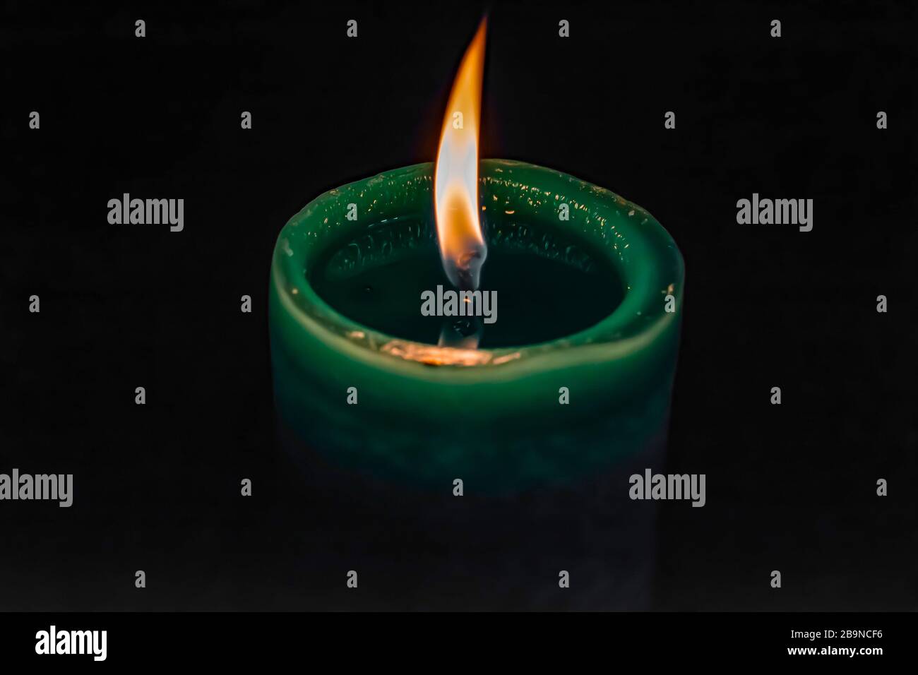 Kerzenflamme auf dunklem Hintergrund Stockfoto