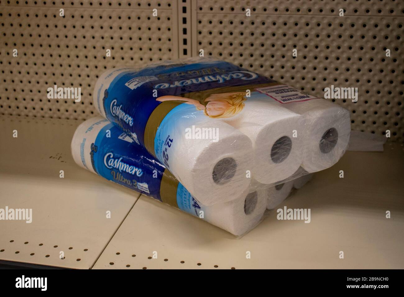 23. März 2020 - Montreal, QC, Kanada: Zwei toilettenpapierpackungen im Regal im Lebensmittelgeschäft, Coronavirus (COVID-19) Pandemie-Krise, Provigo Stockfoto