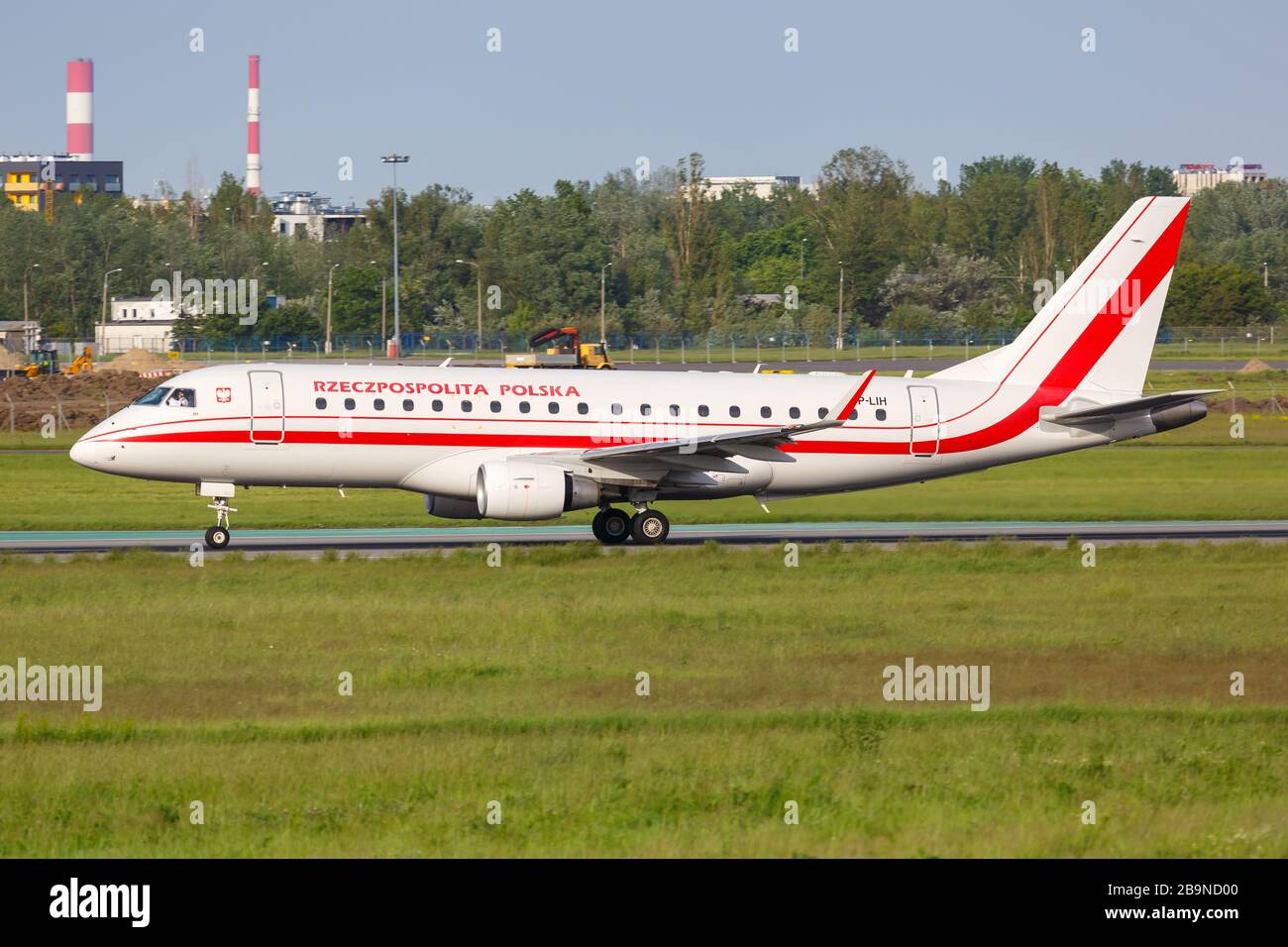 Warschau, Polen - 26. Mai 2019: Flugzeug Rzeczpospolita Polska Embraer 175 auf dem Warschauer Flughafen (WAW) in Polen. Stockfoto