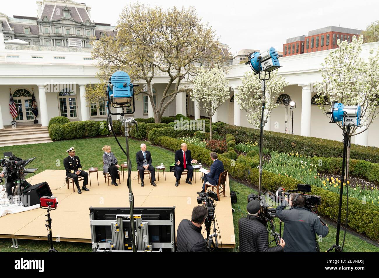 Washington, USA. März 2020. Washington, USA. März 2020. Der US-Präsident Donald Trump und Vizepräsident Mike Pence, dem der Koordinator für die Reaktion der Task Force des Weißen Hauses Coronavirus beigetreten ist, Botschafter Deborah Birx und der Chirurg General Jerome Adams, nehmen an einer virtuellen Fox News Town Hall im Rosengarten des Weißen Hauses am 24. März 2020 in Washington, DC Teil. Kredit: Shealah Craighead/White House Foto/Alamy Live News Stockfoto