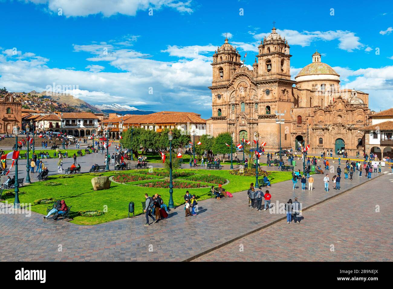 Der Plaza de Armas Hauptplatz von Cusco mit nicht erkennbaren Menschen an einem Sommertag mit der Compania de Jesus Kirche im Hintergrund, Peru. Stockfoto