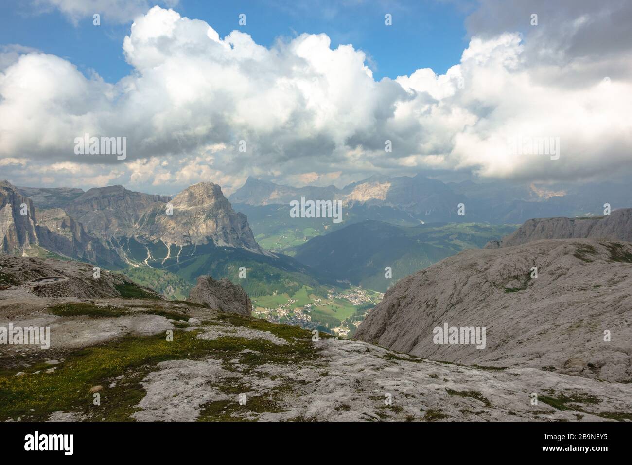 Der Sassongher-Gipfel, der über Colfosco in den italienischen Dolomitgebirge aufragt, wie man ihn von der Sella-Gruppe aus sieht Stockfoto