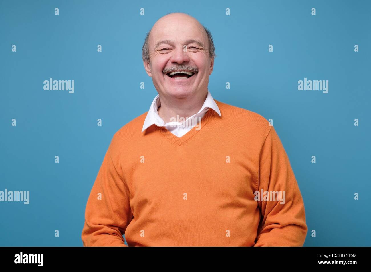 Lachender, gutaussehender älterer Mann mit guter Stimmung und positivem Gefühl. Stockfoto
