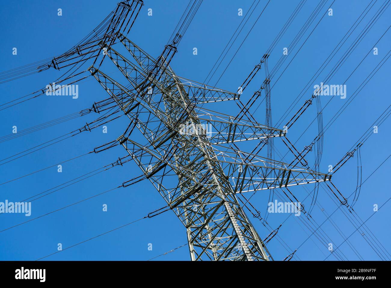 Hochspannungs-Pylone von 380 KV und 110 KV Stromleitungen, in Herne Stadtgrenze zu Gelsenkirchen, kritische Infrastruktur, Deutschland, Stockfoto