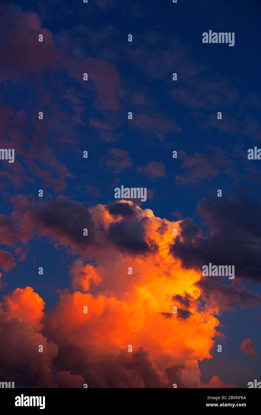 Dramatische Wolkenatmosphäre, roter Himmel mit Wolken, Mondsee, Salzkammergut, Oberösterreich, Österreich Stockfoto