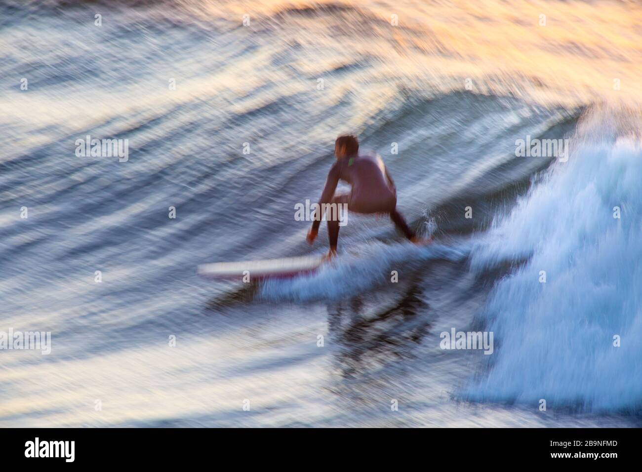 Bewegungsunschärfe beim Surfen am Leadbetter Point bei Sonnenaufgang, Santa Barbara, Kalifornien Stockfoto