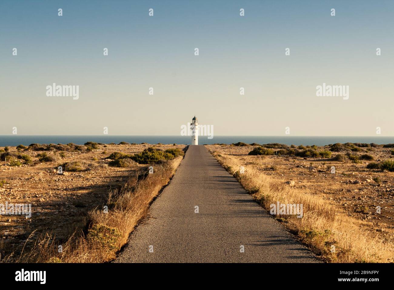 Blick auf den Leuchtturm auf der Insel mentera balearen spanien Stockfoto